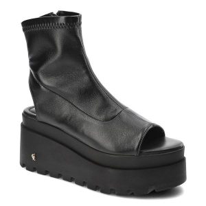 Czarne Botki Carinii Eleganckie Obuwie Damskie. Czarne botki Carinii, na lato, bez wzorów, ze skóry, bez obcasa, bez zapięcia. Za 539,00 zł.