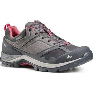 Buty turystyczne damskie niskie Quechua MH500 wodoodporne. Czerwone buty trekkingowe QUECHUA, z gumy, bez zapięcia. Za 339,99 zł.
