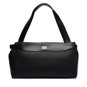 Torebka Calvin Klein. Czarne torebki klasyczne Calvin Klein, bez wzorów, bez dodatków. Za 649,99 zł.