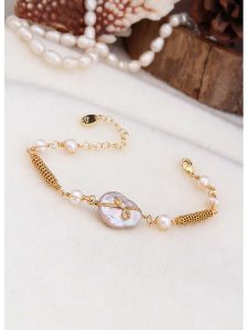 L'Atelier de Gaia Pozłacana bransoletka z perłami i masą perłową rozmiar: onesize. Białe bransoletki L'Atelier de Gaia, z perłą, pozłacane. Za 60,99 zł.