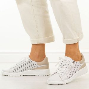 Białe skórzane półbuty damskie Cambell 19403. Białe półbuty Cambell, na jesień, w ażurowe wzory, z jeansu, bez obcasa, na płaskiej podeszwie, bez zapięcia. Za 239,00 zł.