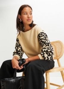 Sweter w cętki leoparda. Szare długie swetry bonprix, bez kołnierzyka. Za 129,99 zł.