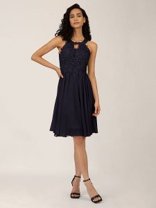 APART Sukienka w kolorze granatowym rozmiar: 40. Niebieskie sukienki Apart, bez wzorów, z koronki, bez kołnierzyka, bez ramiączek, midi. Za 171,28 zł.