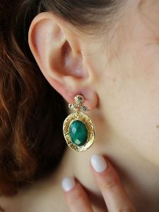 Pierres delicates Pozłacane kolczyki-wkrętki ze szmaragdami rozmiar: onesize. Zielone kolczyki Pierres delicates, z szmaragdem, pozłacane. Za 43,99 zł.