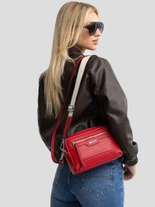 Torebka damska cross body z wymiennym paskiem czerwona Mara 603. Czerwone torebki klasyczne Big Star, bez wzorów, z dresówki, bez dodatków. W wyprzedaży za 159,99 zł.