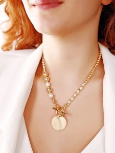 Atelier MIU Pozłacany naszyjnik z elementem ozdobnym - dł. 45 cm rozmiar: onesize. Białe naszyjniki Atelier MIU, z perłą, pozłacane. Za 65,38 zł.