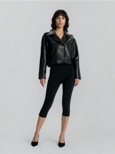 Bawełniane legginsy capri - czarny. Czarne legginsy Sinsay, bez wzorów, z bawełny. Za 19,99 zł.