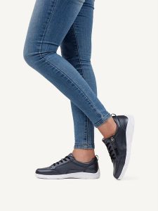 Caprice Skórzane sneakersy w kolorze granatowym rozmiar: 39. Niebieskie trampki Caprice, bez wzorów, bez zapięcia. Za 202,50 zł.