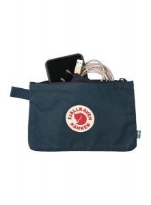 Saszetka Fjallraven Kanken Gear Pocket - navy. Niebieskie nerki i saszetki Fjällräven, bez wzorów, z tkaniny. Za 89,99 zł.