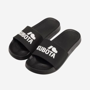 Klapki Kubota Basenowe Basic Czarne. Czarne klapki Kubota, bez wzorów, z materiału, bez obcasa. Za 69,99 zł.