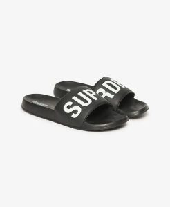 Superdry Core Pool Sliders - Klapki czarno-białe z miękkim paskiem. Czarne klapki Superdry, bez wzorów, z poliesteru, bez obcasa. Za 205,75 zł.