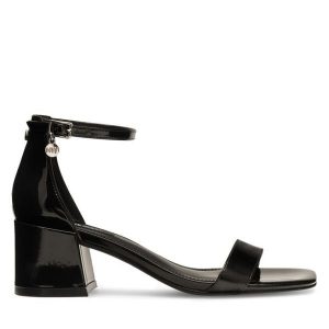 Sandały Nine West. Czarne sandały Nine West, bez wzorów, bez obcasa, na słupku, bez zapięcia. Za 199,99 zł.