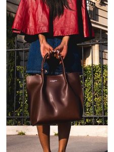 Victor & Hugo Paris Skórzana torebka "Lava" w kolorze jasnobrązowym - 32 x 32 x 10 cm rozmiar: onesize. Brązowe torebki klasyczne Victor & Hugo Paris, bez wzorów, z materiału, bez dodatków. Za 369,99 zł.