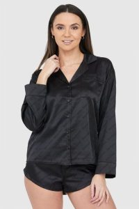 JUICY COUTURE Czarna satynowa koszula piżamowa w logo. Czarne koszule nocne Juicy Couture, bez wzorów, z satyny, bez ramiączek. W wyprzedaży za 199,99 zł.