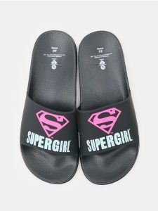 Klapki Supergirl - czarny. Czarne klapki Sinsay, bez wzorów, bez obcasa. Za 29,99 zł.