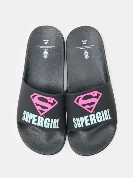 Klapki Supergirl - czarny. Czarne klapki Sinsay, bez wzorów, bez obcasa. Za 29,99 zł.