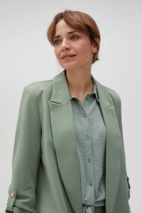 Marynarka z podwijanymi rękawami oliwkowa. Zielone marynarki i żakiety MOODO, l, bez wzorów, z elastanu. Za 179,99 zł.