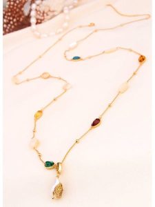 L'Atelier de Gaia Pozłacany naszyjnik z perłami i cyrkoniami - dł. 50 cm rozmiar: onesize. Białe naszyjniki L'Atelier de Gaia, z cyrkonią, pozłacane. Za 104,99 zł.