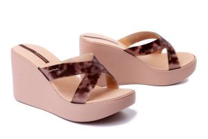 IPANEMA 83520 High Fashion Slide Fem AQ407 beige/clear, klapki damskie. Brązowe klapki Ipanema, bez wzorów, bez obcasa, na koturnie. Za 146,93 zł.