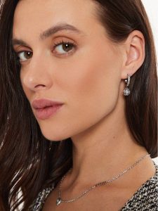 Guess Kolczyki JUBE04 596JW Srebrny. Szare kolczyki Guess, srebrne. Za 159,99 zł.
