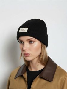 Czapka beanie - czarny. Czarne czapki Sinsay, bez wzorów. Za 9,99 zł.