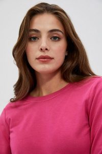 Bluza z dekoltem na plecach różowa. Czerwone bluzy MOODO, m, bez wzorów, z bawełny, bez kaptura. W wyprzedaży za 49,99 zł.