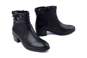 RIEKER 73981-00 black, botki damskie. Czarne botki Rieker, bez wzorów, z polaru, bez obcasa, na obcasie, bez zapięcia. Za 369,90 zł.