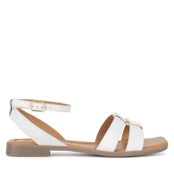 Sandały Lasocki. Białe sandały Lasocki, bez wzorów, bez obcasa, na płaskiej podeszwie, bez zapięcia. Za 149,99 zł.