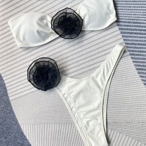 Bikini bez ramiączek z kwiatowym wzorem na lato Corella. Czerwone bikini Intica, bez wzorów, z tkaniny. W wyprzedaży za 159,00 zł.