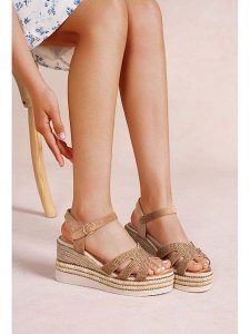 Foreverfolie Sandały w kolorze jasnobrązowym na koturnie rozmiar: 37. Brązowe sandały Foreverfolie, bez wzorów, z otwartym noskiem, bez obcasa, na koturnie, bez zapięcia. Za 117,99 zł.