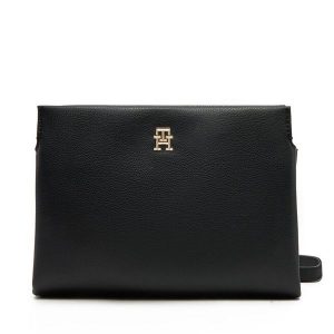 Torebka Tommy Hilfiger. Czarne listonoszki TOMMY HILFIGER, bez wzorów, bez dodatków. Za 299,99 zł.