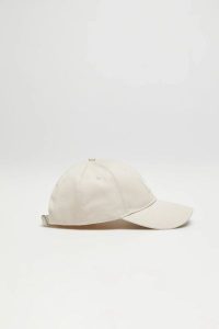 Czapka z daszkiem beżowa. Brązowe czapki MOODO, bez wzorów, z bawełny. Za 49,99 zł.