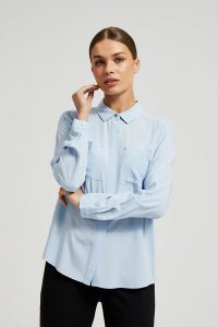 Wiskozowa koszula z kieszeniami blękitna. Niebieskie koszule MOODO, l, bez wzorów, z wiskozy, bez kołnierzyka, bez ramiączek. W wyprzedaży za 54,99 zł.