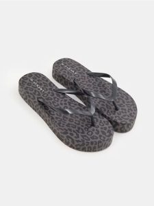 Klapki japonki w panterkę - brązowy. Brązowe klapki Sinsay, bez wzorów, bez obcasa. Za 25,99 zł.