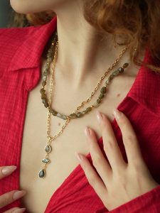 Pierres delicates Pozłacany naszyjnik z labradorytami - dł. 50 cm rozmiar: onesize. Brązowe naszyjniki Pierres delicates, z labradorytem, pozłacane. Za 156,61 zł.