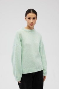 Sweter oversize z bufiastymi rękawami w kolorze FROSTY MINT - RIVERO-UNI. Zielone swetry oversize Marsala, na lato, bez wzorów, z wełny, bez ramiączek. Za 249,90 zł.