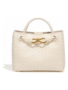 SUVRAI Torebka w kolorze kremowym - 30 x 23 x 13 cm rozmiar: onesize. Brązowe torebki klasyczne SUVRAI, bez wzorów, z materiału, przez ramię, bez dodatków. Za 130,99 zł.