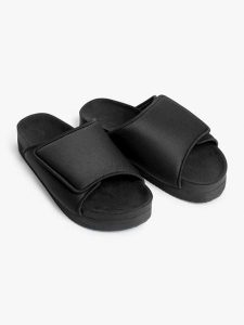 Monki Klapki w kolorze czarnym rozmiar: 39. Czarne klapki Monki, bez wzorów, z otwartym noskiem, bez obcasa. Za 43,99 zł.