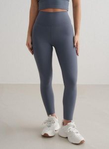 Damskie legginsy z wysokim stanem, squat proof, dla niskich Sense granatowe. Niebieskie legginsy AIM'N, bez wzorów, z elastanu, z podwyższonym stanem, krótkie. Za 297,00 zł.