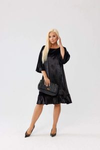 Welurowa sukienka Carina z falbankami - elegancja i kobiecy szyk PLUS SIZE XXL OVERSIZE JESIEŃ. Sukienki Moda Size Plus Iwanek, na imprezę, na jesień, plus size, bez wzorów, z dzianiny, eleganckie, bez kołnierzyka, plus size, bez ramiączek, mini, oversize. Za 289,90 zł.