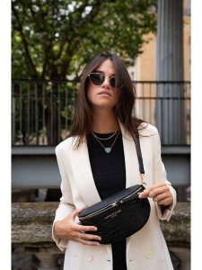 Maison héritage PARIS Skórzana saszetka "Kimi Croco" w kolorze czarnym - 28 x 15 x 5 cm rozmiar: onesize. Czarne nerki i saszetki Maison héritage PARIS, bez wzorów, z materiału. Za 217,99 zł.