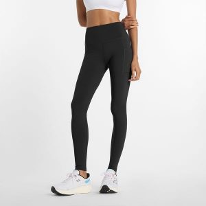 Legginsy damskie do biegania New Balance Sleek WP51275BK – czarne. Czarne legginsy New Balance, bez wzorów, z lycry, z podwyższonym stanem. Za 399,99 zł.