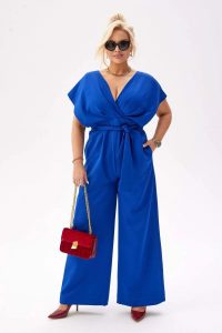 Elegancki szafirowy kombinezon Valentina PLUS SIZE XXL. Niebieskie kombinezony Moda Size Plus Iwanek, plus size, bez wzorów, z elastanu, eleganckie, bez kołnierzyka, plus size, bez ramiączek, krótkie. Za 399,90 zł.