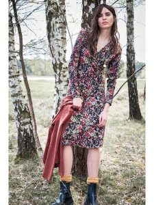 Aniston Sukienka w kolorze czarnym ze wzorem rozmiar: 42. Czarne sukienki Aniston, bez wzorów, z wiskozy, bez kołnierzyka, bez ramiączek, midi. Za 95,99 zł.