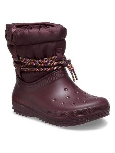 Crocs Kozaki zimowe "Classic Neo Puff Luxe" w kolorze fioletowym rozmiar: 34/35. Różowe kozaki Crocs, na zimę, bez wzorów, z materiału, bez obcasa, bez zapięcia. Za 188,85 zł.