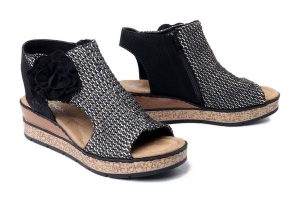 RIEKER 63791-01 black, sandały damskie. Czarne sandały Rieker, bez wzorów, bez obcasa, na koturnie, bez zapięcia. Za 359,90 zł.