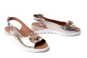 Artiker Relaks 58C3185 Złoty, sandały damskie. Żółte sandały Artiker Relaks, bez wzorów, bez obcasa, na koturnie, bez zapięcia. Za 239,90 zł.