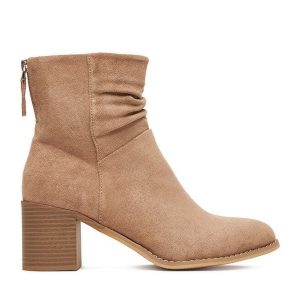 Botki JENNY. Brązowe botki Jenny, bez wzorów, bez obcasa, na słupku, bez zapięcia. Za 159,99 zł.