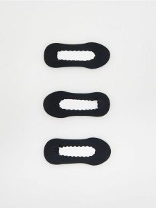 Skarpety 3 pack - czarny. Czarne skarpetki Reserved, bez wzorów. W wyprzedaży za 29,99 zł.