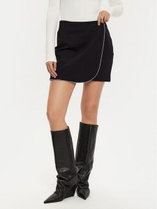 Guess Spódnica mini W5RD85 KCMU2 Czarny Regular Fit. Czarne spódnice Guess, s, z aplikacjami, z syntetyku, mini. Za 189,99 zł.